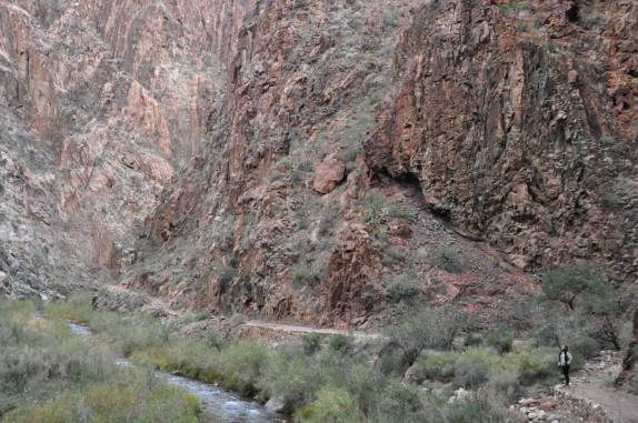 Percorrendo trilha ao longo do Bright Angel Canyon, um dos 'afluentes' do Grand Canyon, no Arizona, nos Estados Unidos